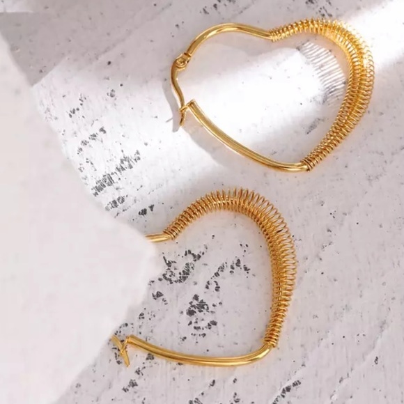 💛Gold Plated Heart hoop earrings - Picture 4 of 6